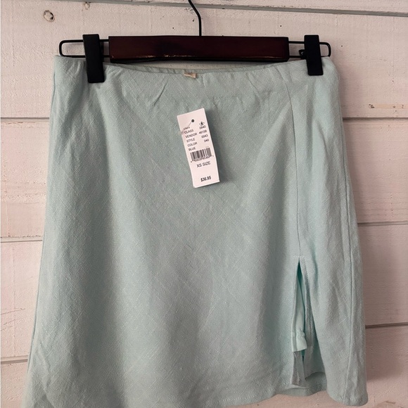 LA Hearts NWT Linen Slit Mini
Skirt | PacSun Mint Green in size XS - Picture 2 of 8
